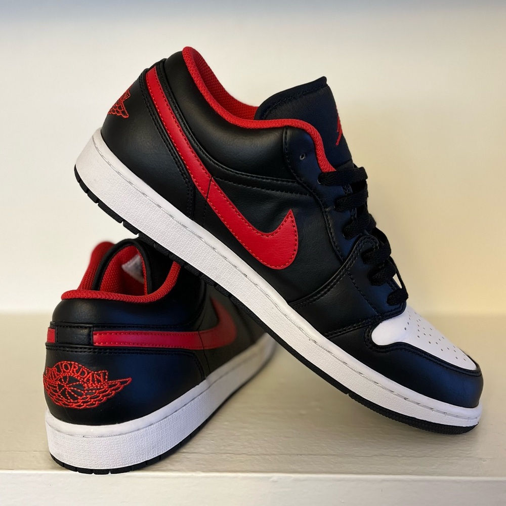 PRICE DROP!🎈Like new Air Jordan 1 Low red and black.